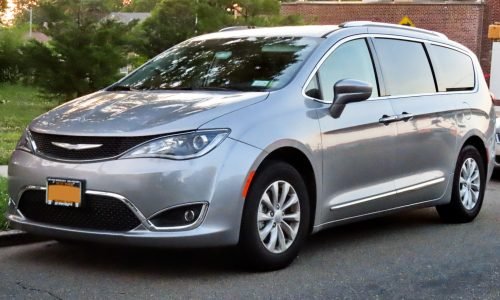 2019_Chrysler_Pacifica_Touring_L,_front_7.4.19 2019_Chrysler_Pacifica_Touring_L,_front_7.4.19